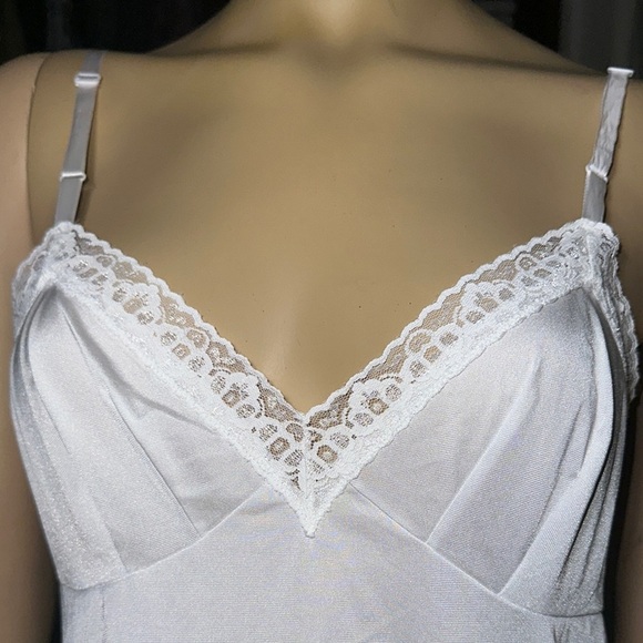 Vanity Fair women's Elegant Nylon White Lace Trim Chemise size 34 - Picture 9 of 10